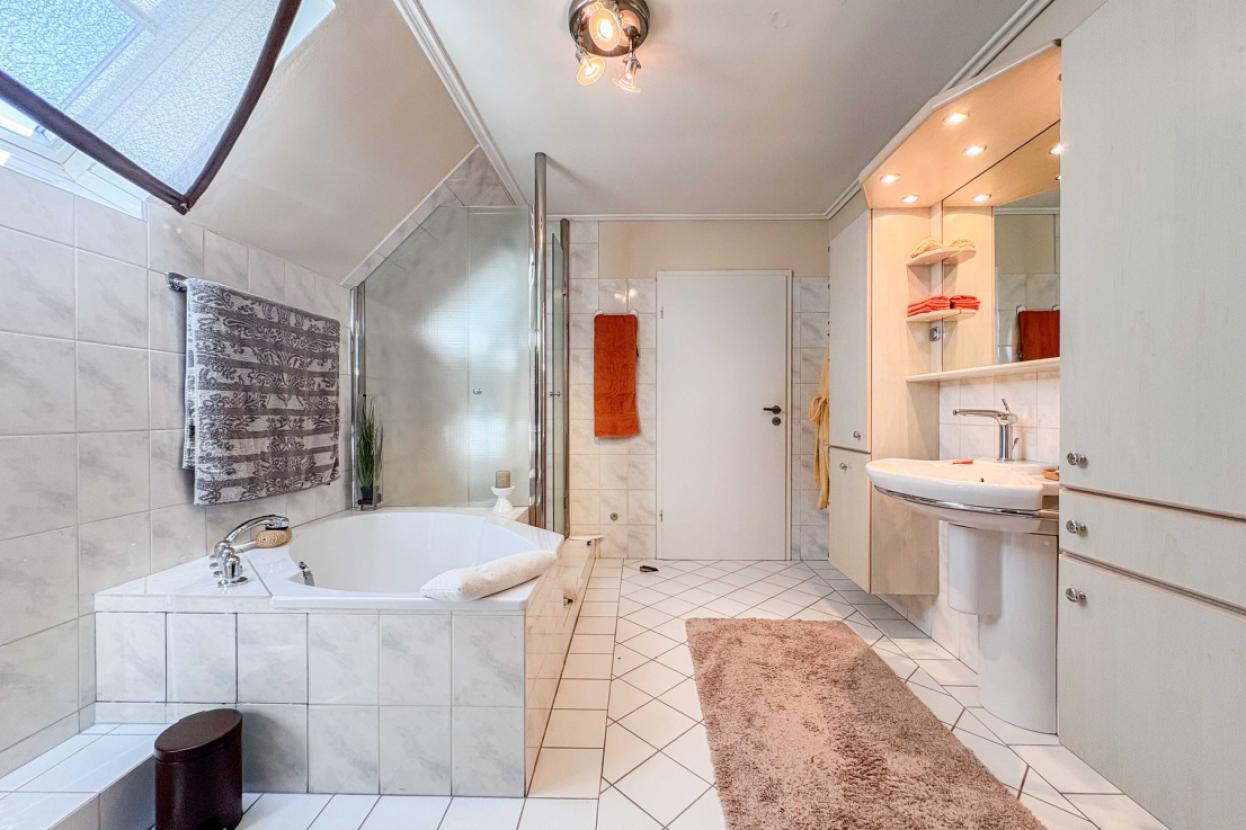 Badezimmer Hauptwohnung
