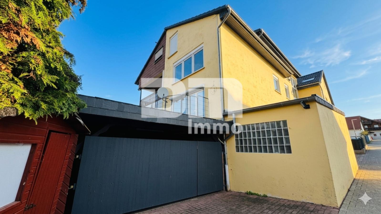 Seiten / Rückansicht / Zufahrt Carport