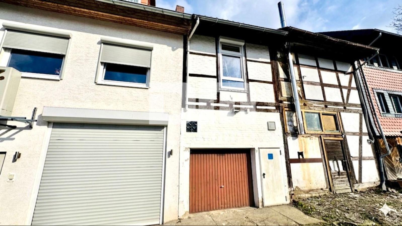 Rückansicht / Zufahrt Garage