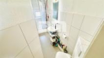 OG1 Wohnung / Bad Dusche / Handtuchwärmer