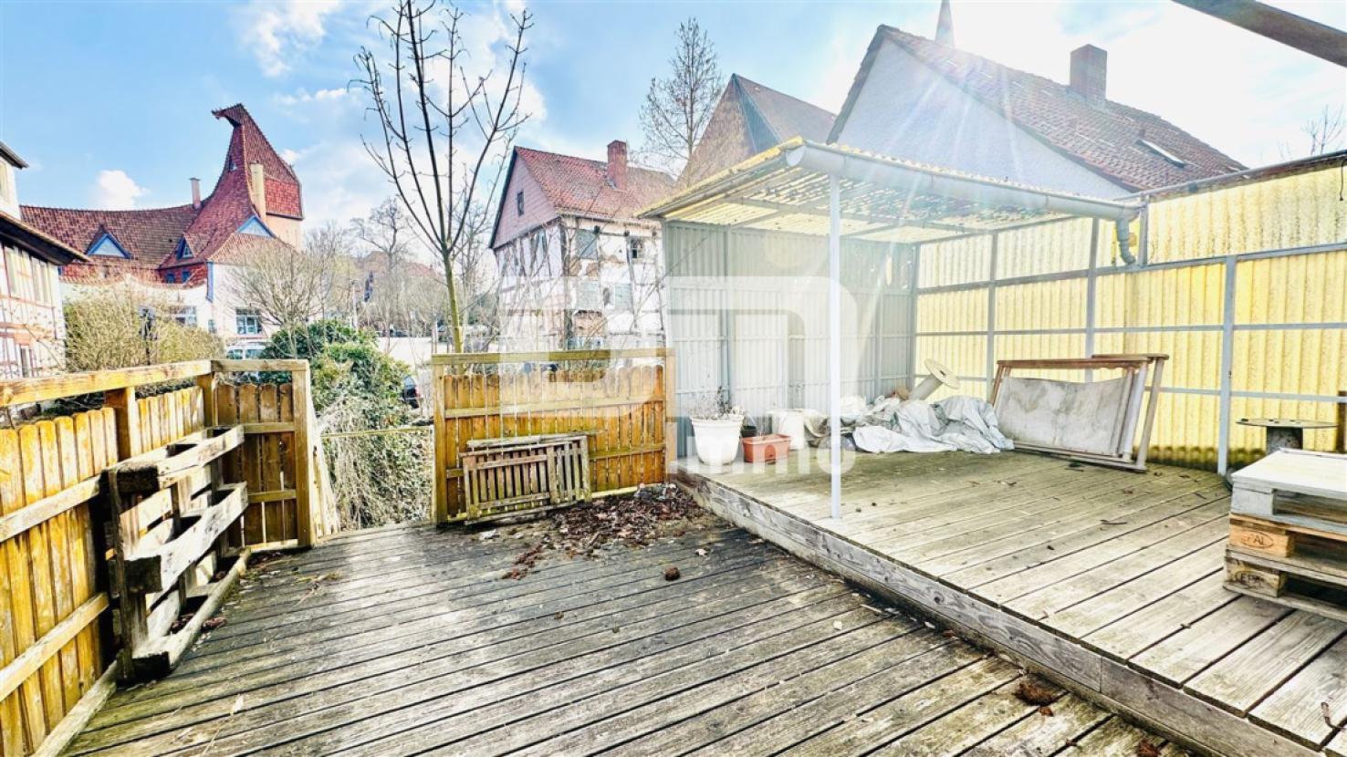 Nebengelass Terrassenbereich / Zugang zu Parkplatz