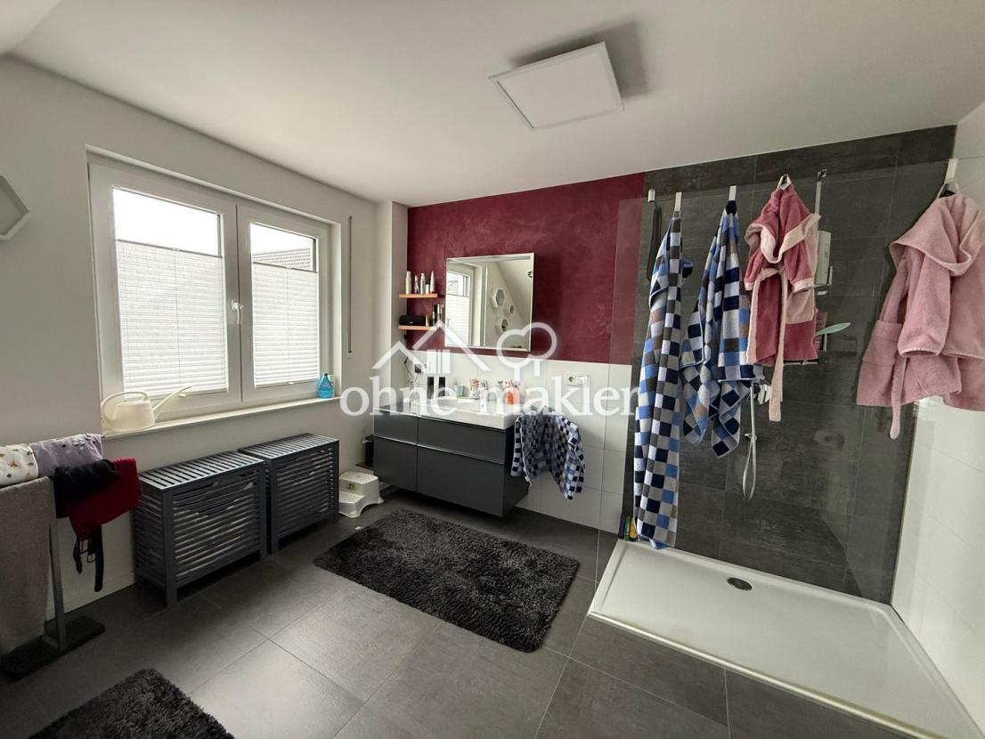 Badezimmer mit Walk-In-Dusche