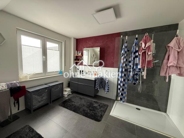 Badezimmer mit Walk-In-Dusche