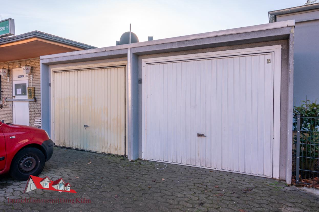 Garagen vorderseite links vom Haus