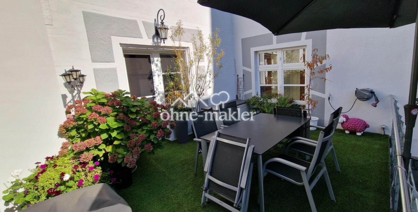 Terrasse mit Sonnenschirm
