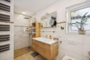 Badezimmer mit Badewanne