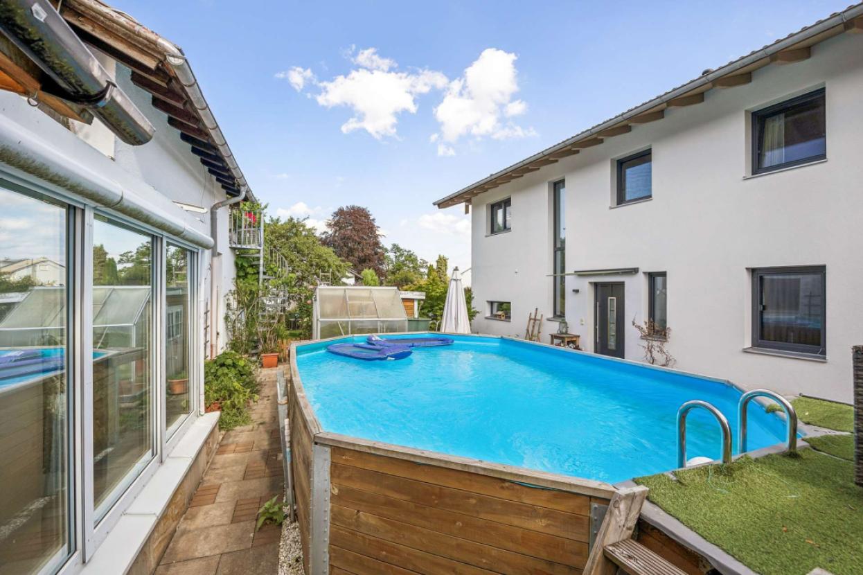 Garten, aktuell mit Pool und Gewächshaus