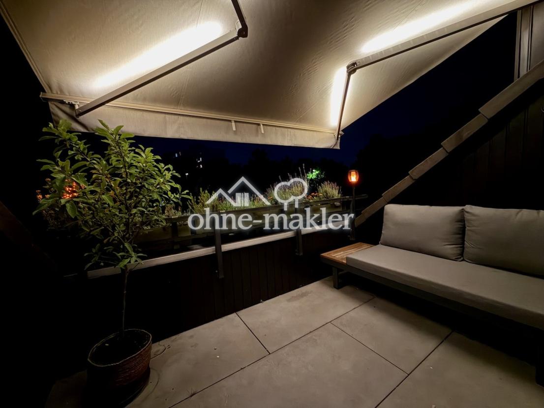 Loggia bei Nacht mit Markise