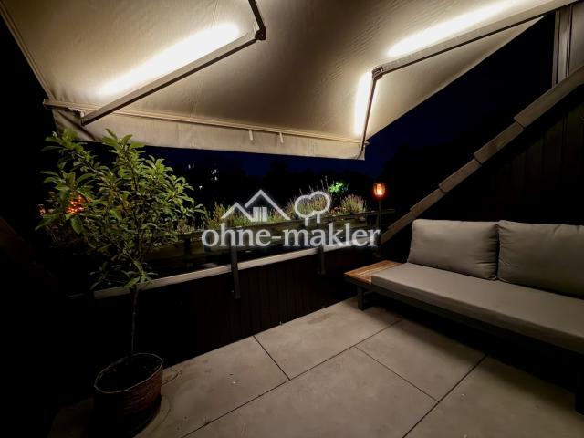 Loggia bei Nacht mit Markise