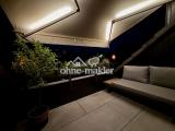 Loggia bei Nacht mit Markise