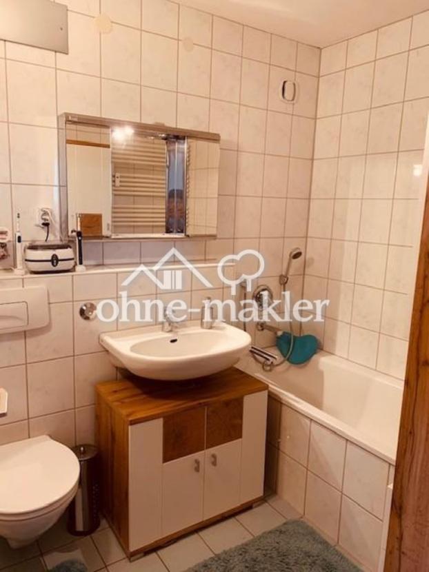 Badezimmer mit WC + Badewanne