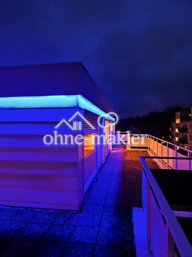 Attika beleuchtet blau