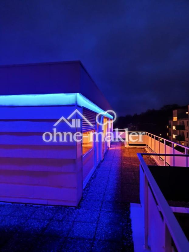 Attika beleuchtet blau