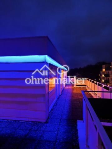 Attika beleuchtet blau