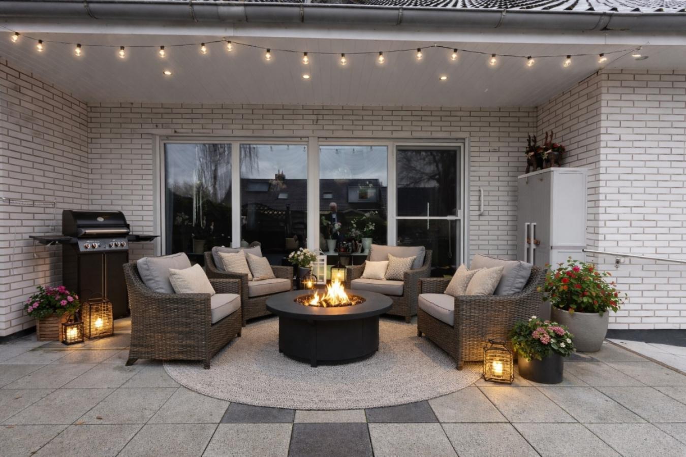 Gemütliche Terrasse mit Feuerstelle und Grill