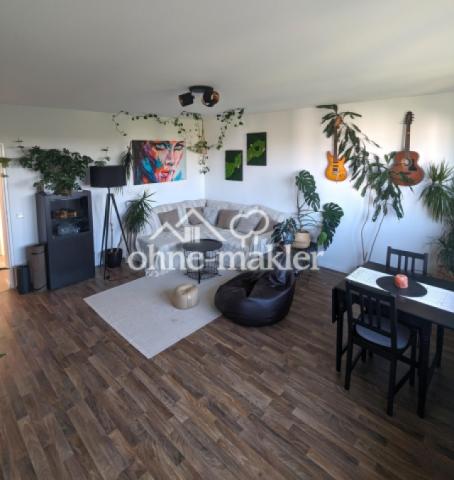 geräumiges Wohnzimmer 