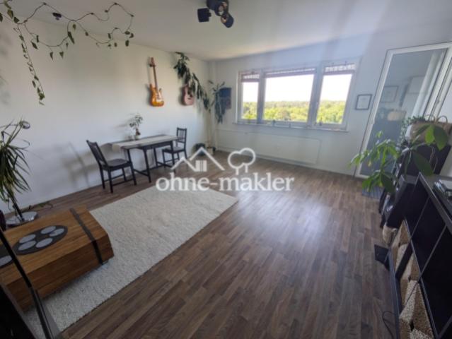helles Wohnzimmer mit Balkon