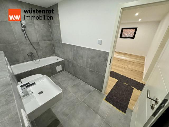 Bad mit Wanne Souterrain.