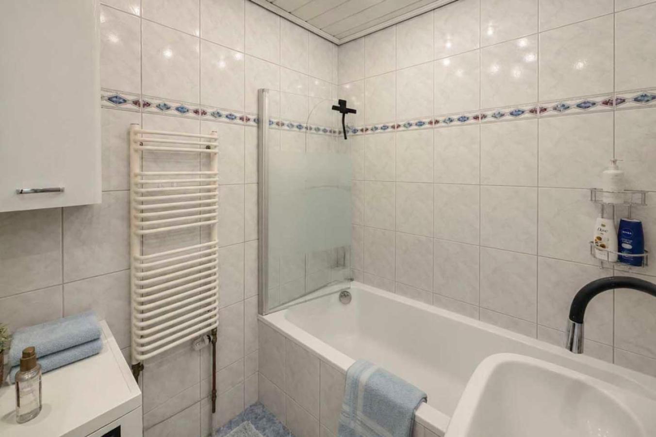 Helles Badezimmer mit Badewanne