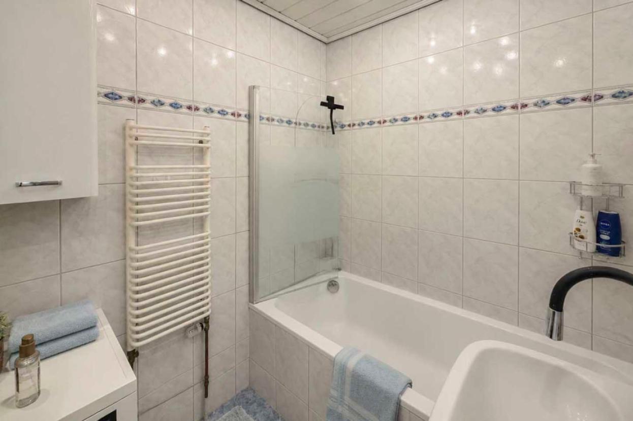 Helles Badezimmer mit Badewanne