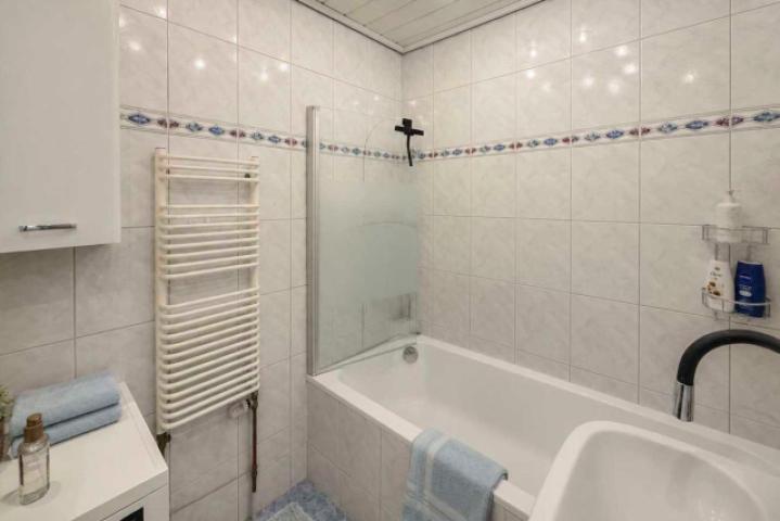 Helles Badezimmer mit Badewanne