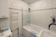 Helles Badezimmer mit Badewanne