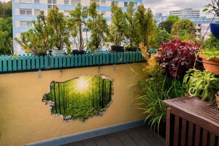 Schöner Balkon mit Markise