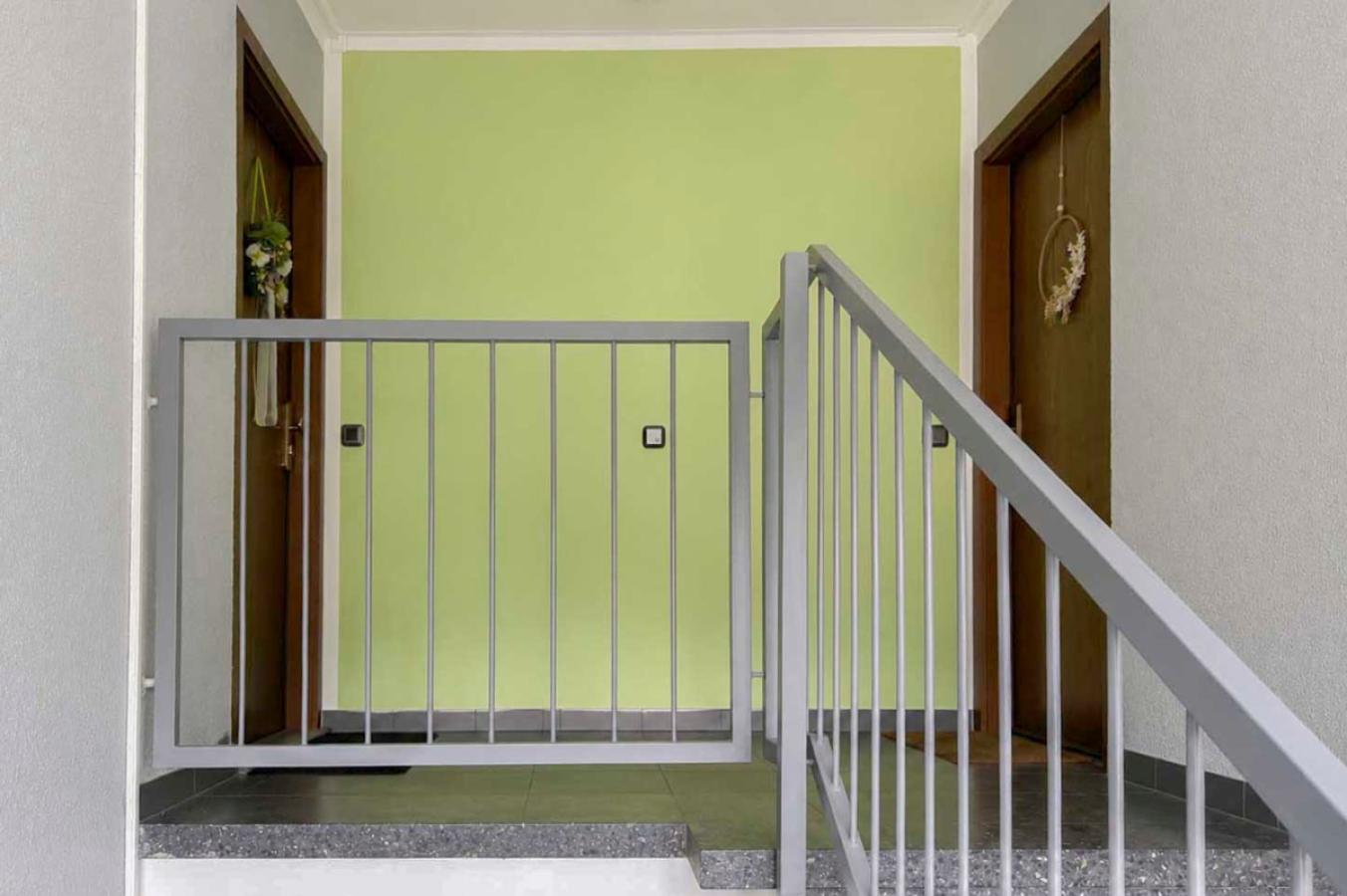 Zugang zur Wohnung links
