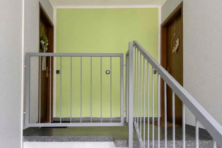 Zugang zur Wohnung links