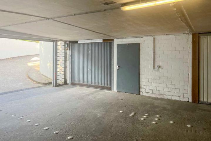 separate Garage in der Tiefgarage mit Tor