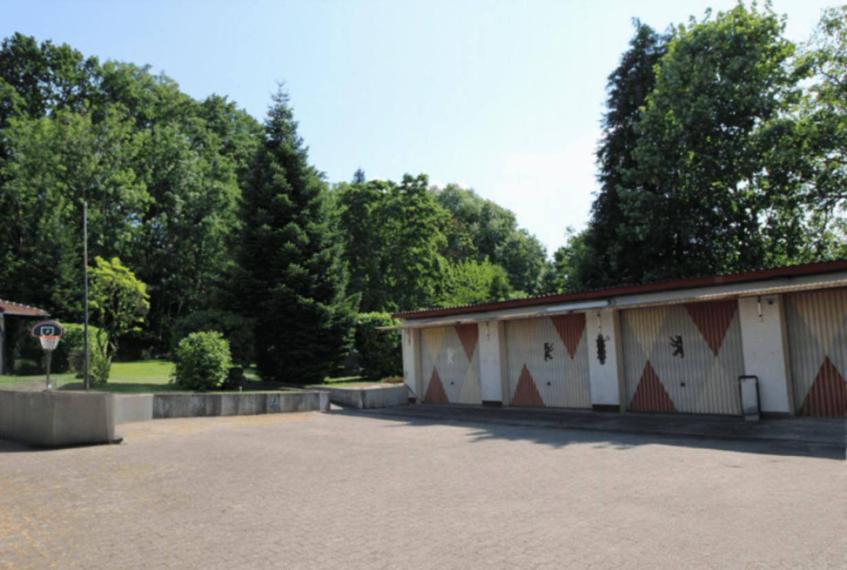 Garagen und Vorplatz