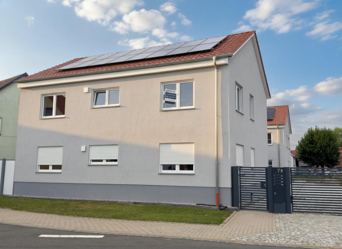 Modernes Einfamilienhaus mit Solaranlage und Carport