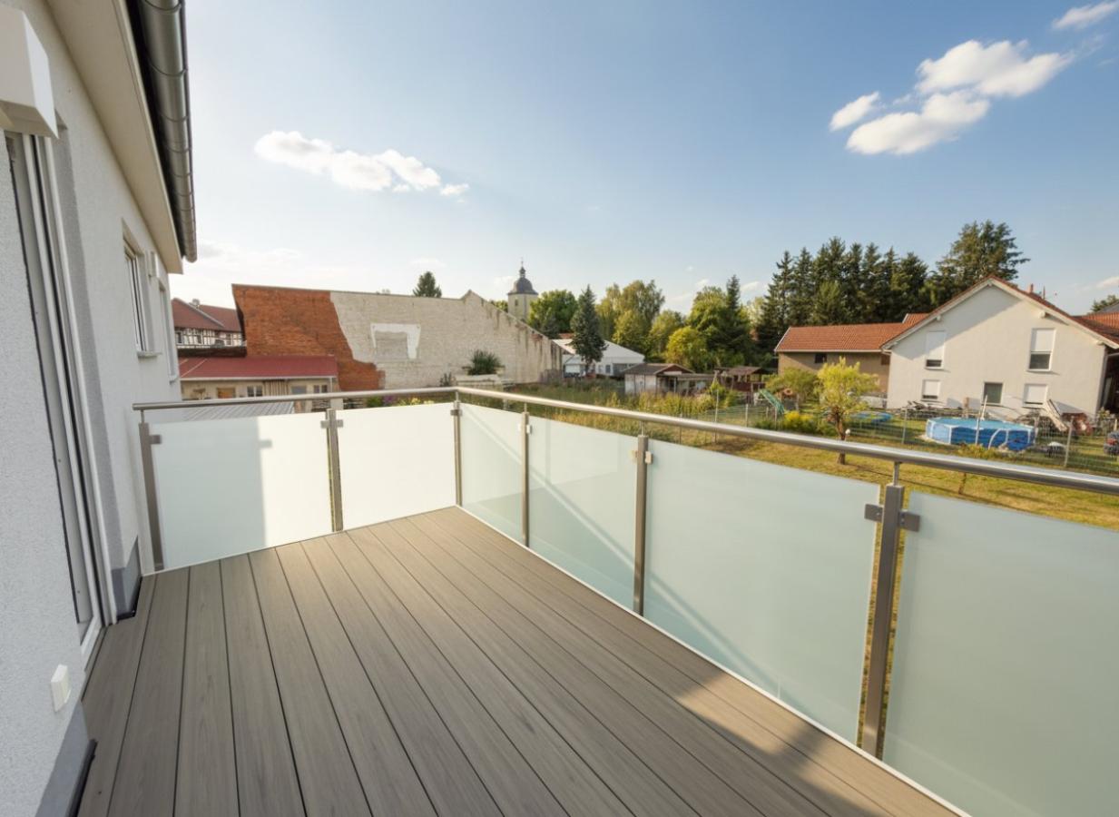 Balkon mit Panoramablick und moderner Glasbrüstung