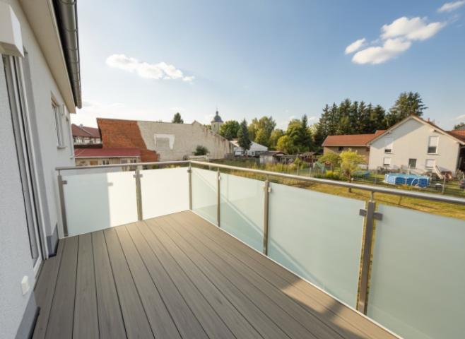 Balkon mit Panoramablick und moderner Glasbrüstung