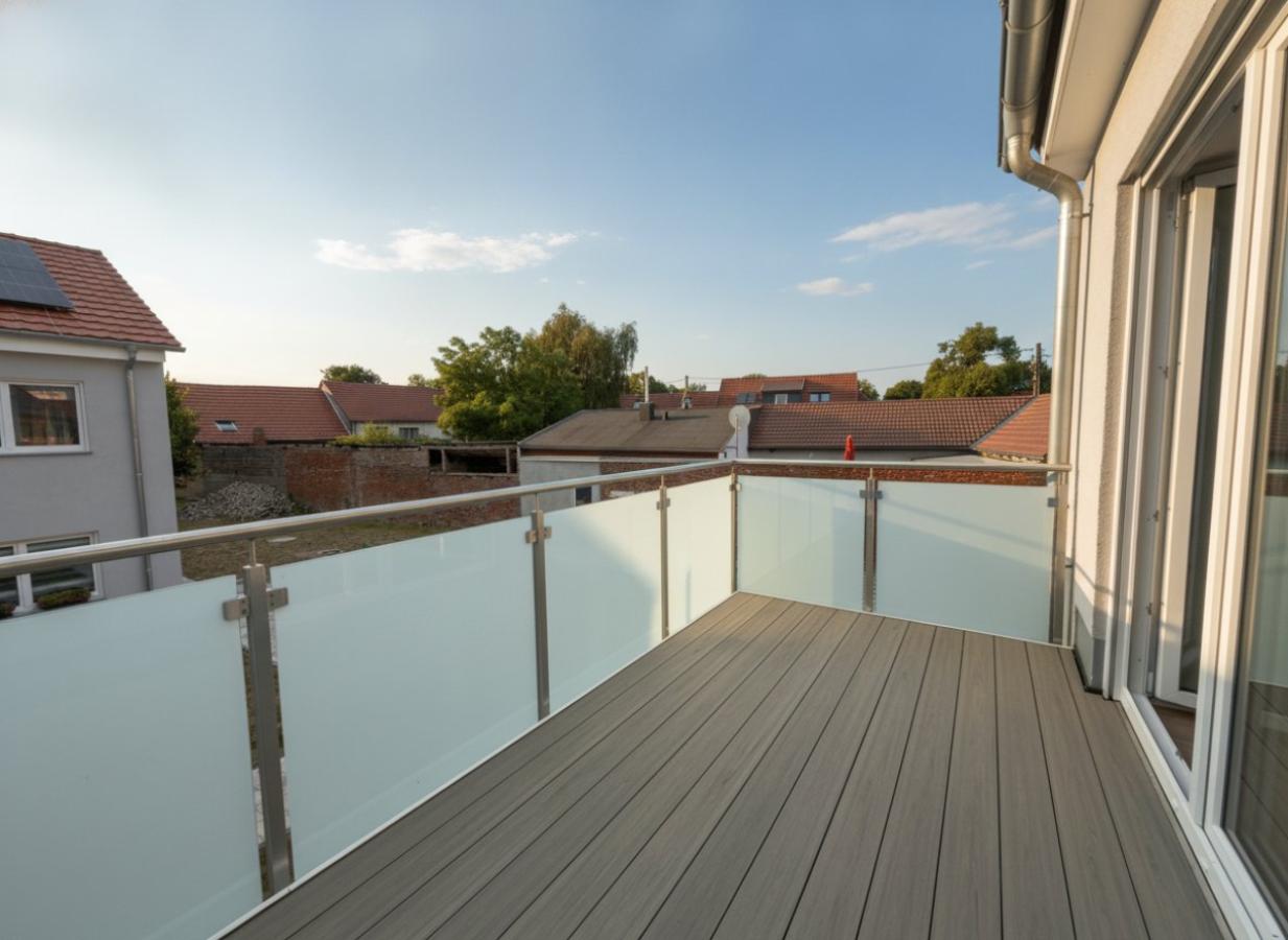Moderner Balkon mit Glasgeländer und freiem Ausblick