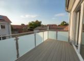 Moderner Balkon mit Glasgeländer und freiem Ausblick
