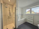 Modernes Badezimmer mit begehbarer Dusche und Handtuchtrockner