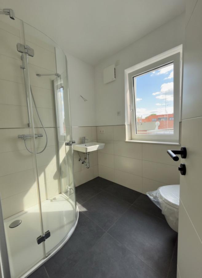Gäste-WC mit ebenerdiger Dusche