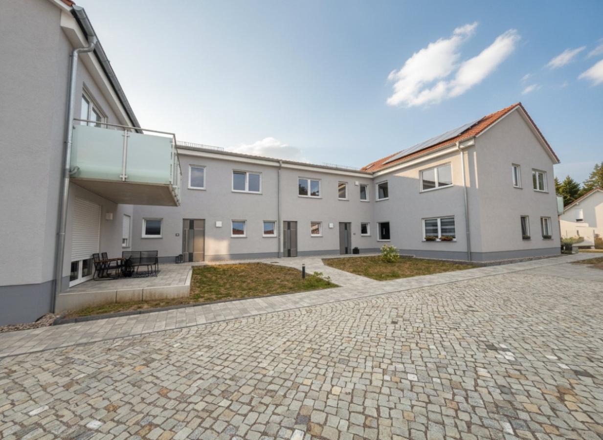 Innenhof mit funktionaler Wegeführung und durchdachtem Außenbereich