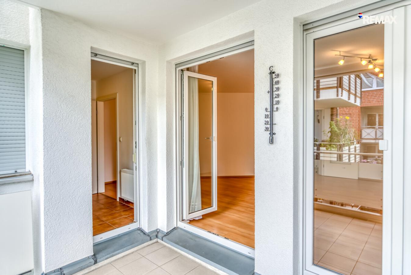 Blick vom Balkon in Küche und Wohnzimmer