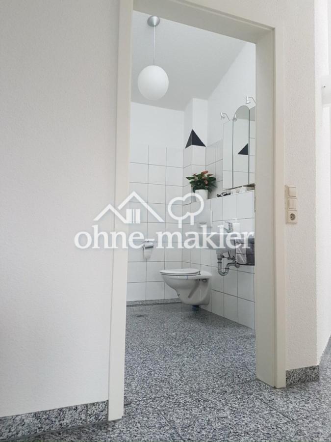 Sicht von Wohnzimmer ins Bad