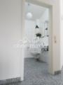 Sicht von Wohnzimmer ins Bad