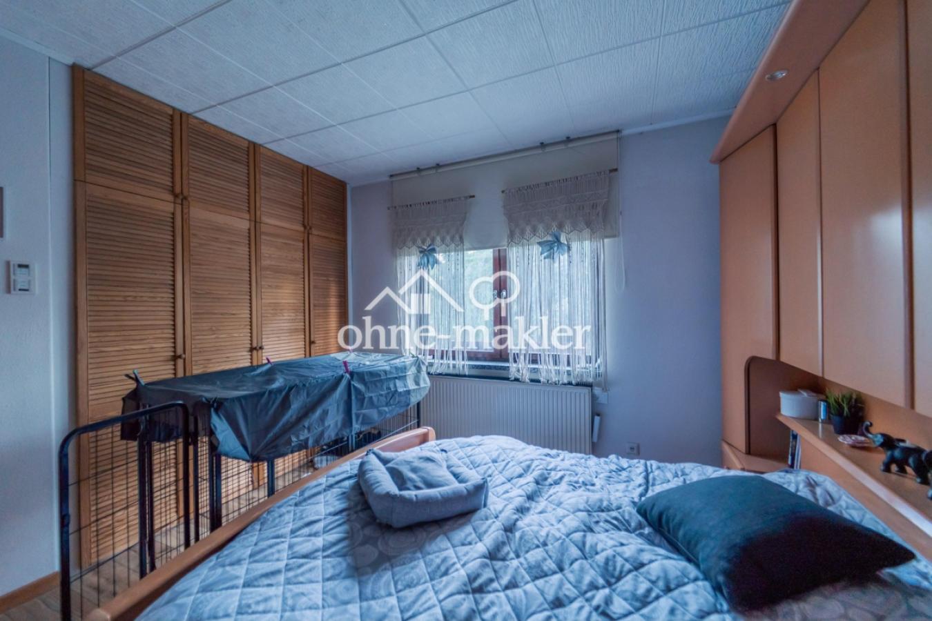 Schlafzimmer mit Einbaumöbeln