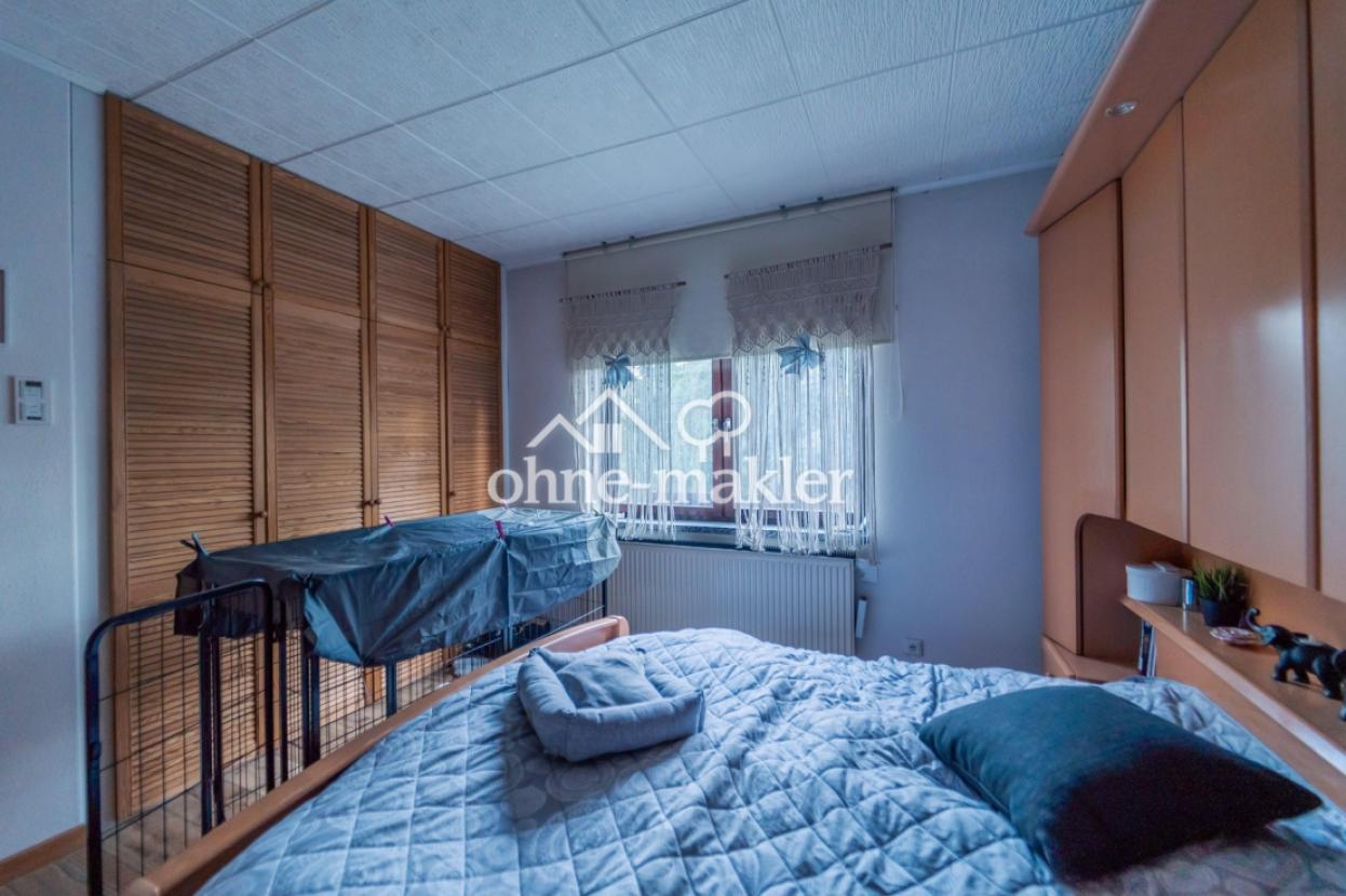 Schlafzimmer mit Einbaumöbeln