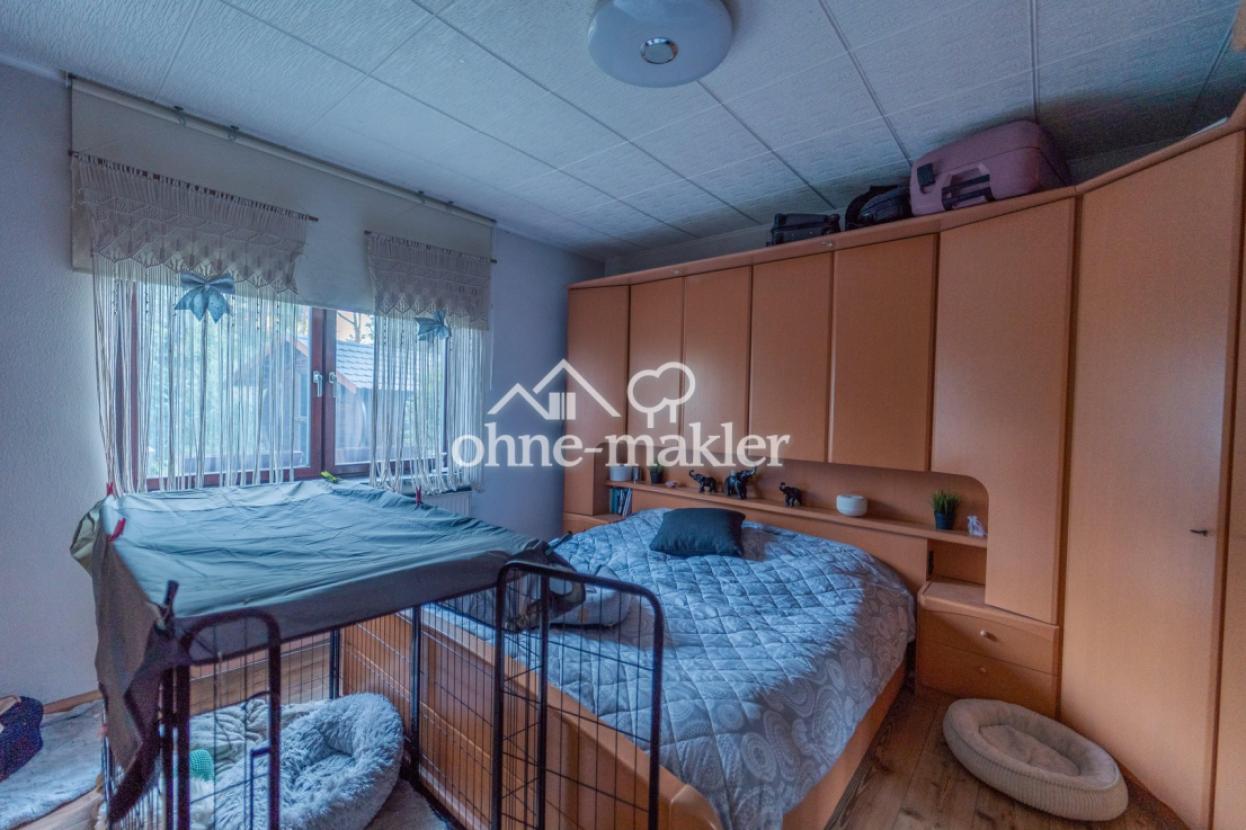 Schlafzimmer mit Einbaumöbeln