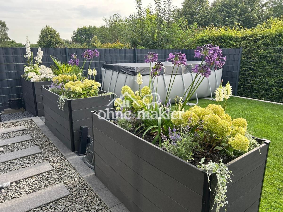 Gartenseite mit Beet und Pool