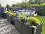 Gartenseite mit Beet und Pool