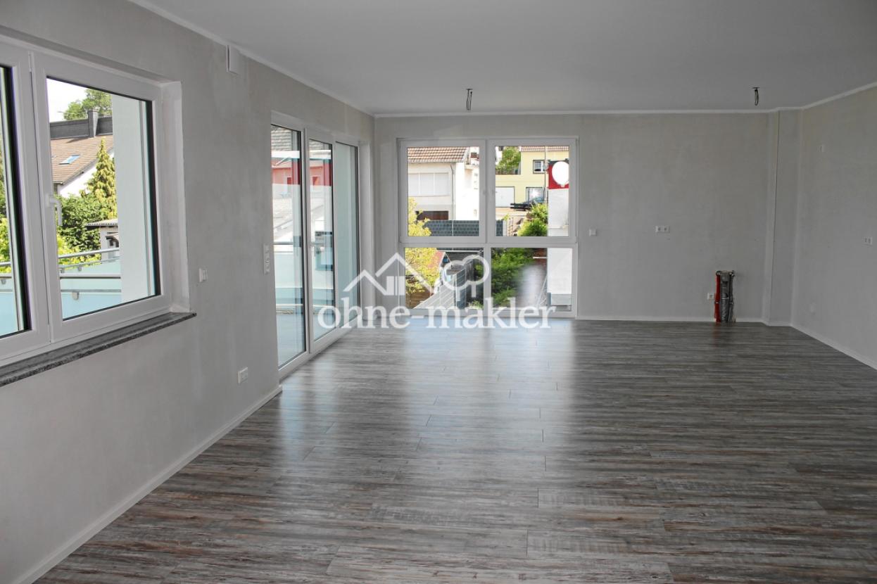 Wohnzimmer mit offener Küche