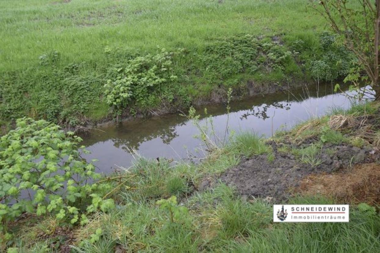 k-12 Wassergraben als Grundstücksgrenze