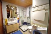 k-59 Badezimmer mit Dusche und Waschcenter